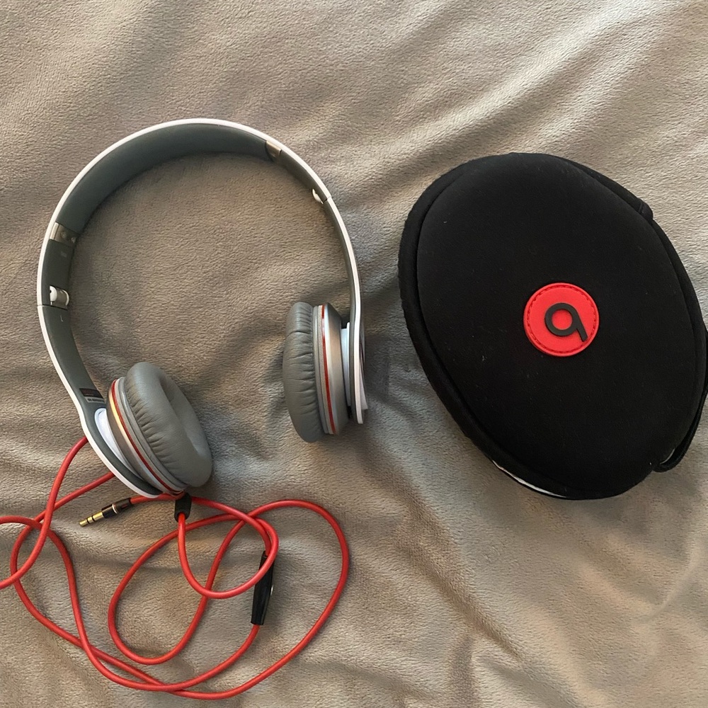 White Beats Headphones (w/ case and aux cord)